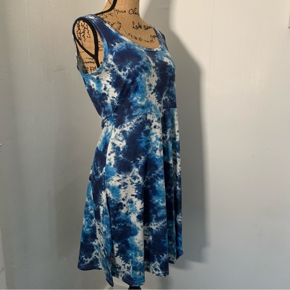 Flowy Tie Die Midi Dress - Picture 1 of 5